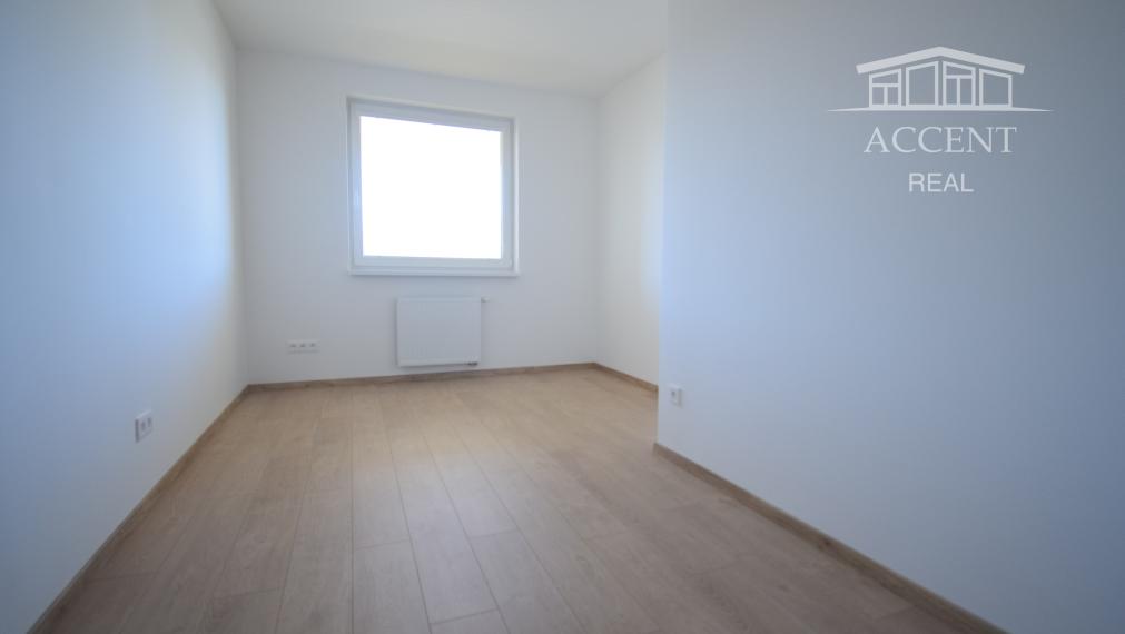 PRIESTRANNÝ 3-IZBOVÝ BYT S VEĽKOU LOGGIOU (89M2) V ŠTANDARDE S KUCHYNSKOU LINKOU, VEĽKÝ WALK IN ŠATNÍK