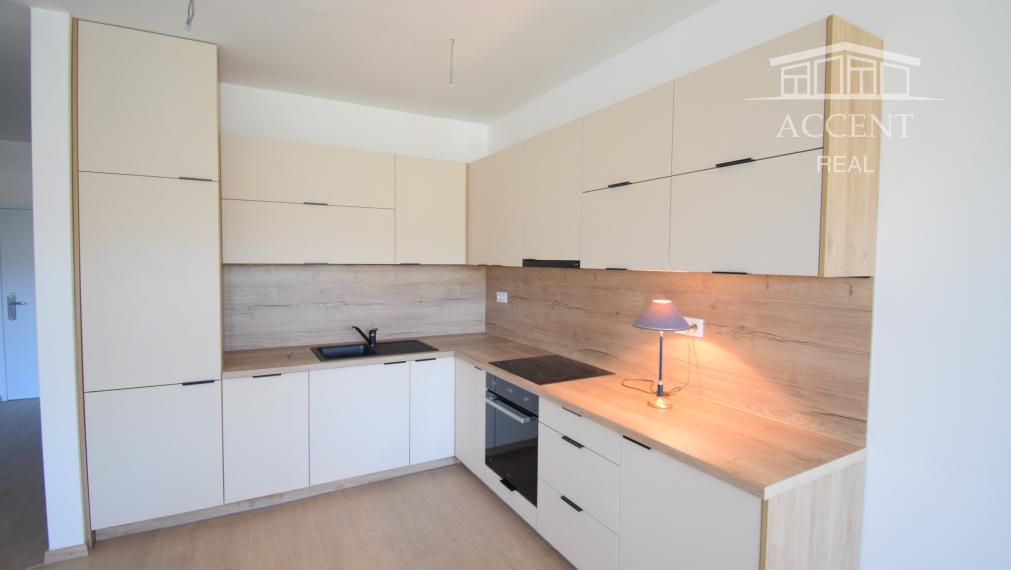 PRIESTRANNÝ 3-IZBOVÝ BYT S VEĽKOU LOGGIOU (89M2) V ŠTANDARDE S KUCHYNSKOU LINKOU, VEĽKÝ WALK IN ŠATNÍK