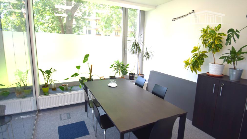 OBCHODNÉ PRIESTORY, KANCELÁRIE NA RAČIANSKEJ ULICI S PARKOVACÍMI MIESTAMI ZA VÝBORNÚ CENU