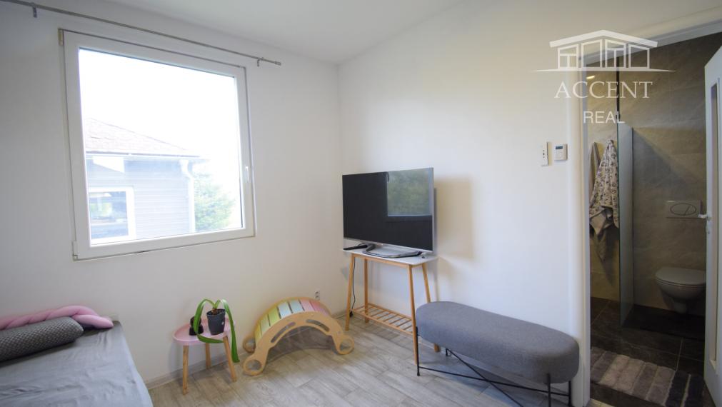 NÁDHERNÝ SLNEČNÝ POZEMOK POD LESOM (1427M2) S KOMPLETNE ZARIADENÝM 4-IZBOVÝM MOBILNÝM DOMOM (100M2) - PEKNÁ CESTA RAČA