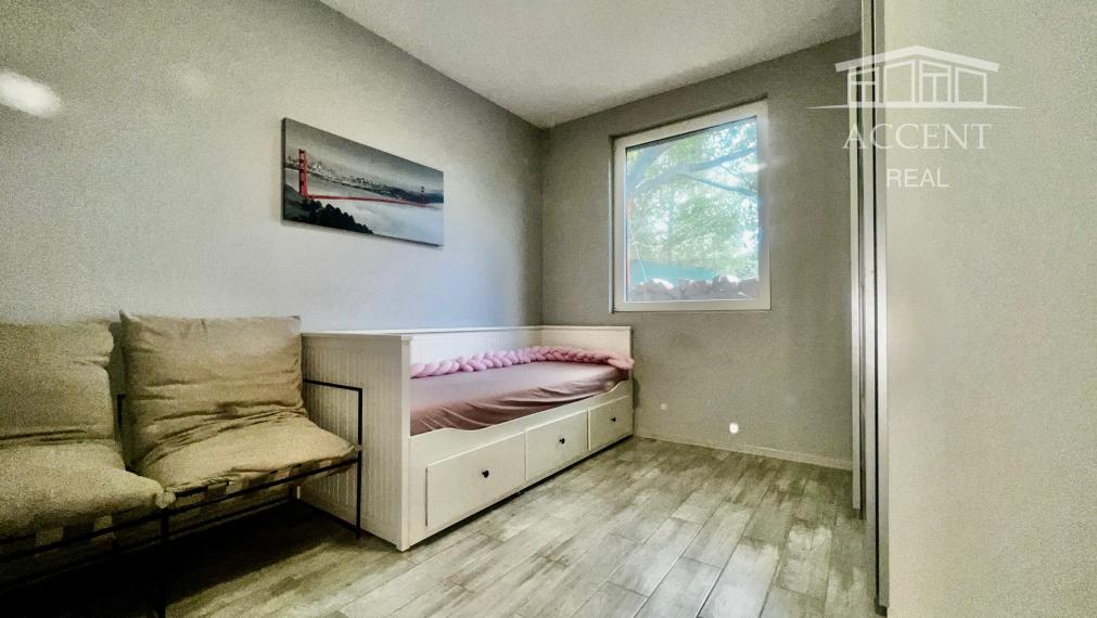 NÁDHERNÝ SLNEČNÝ POZEMOK POD LESOM (1427M2) S KOMPLETNE ZARIADENÝM 4-IZBOVÝM MOBILNÝM DOMOM (100M2) - PEKNÁ CESTA RAČA