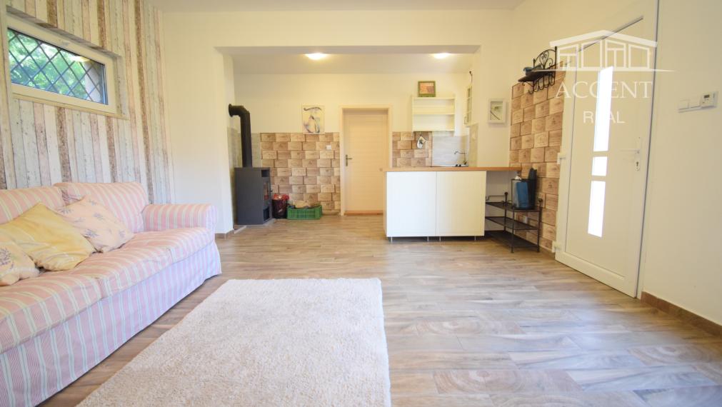 CELOROČNE OBÝVATEĽNÁ 2- IZBOVÁ CHATA SO SÚPISNÝM ČÍSLOM (60M2) S TERASOU, PARKOVACÍMI MIESTAMI A KRÁSNOU ZÁHRADOU