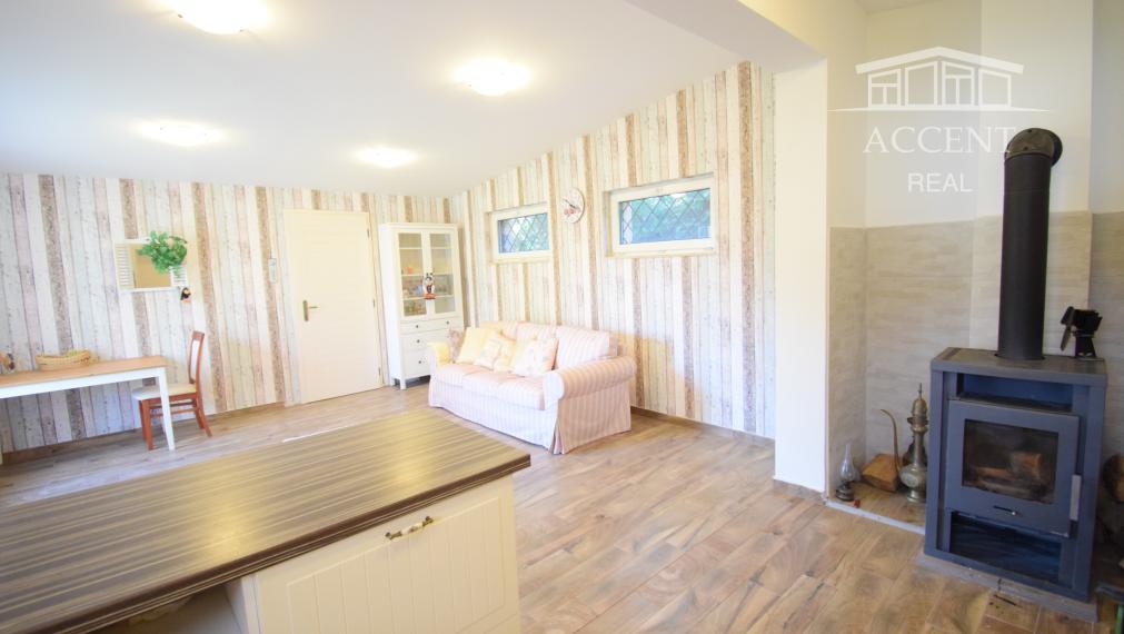 CELOROČNE OBÝVATEĽNÁ 2- IZBOVÁ CHATA SO SÚPISNÝM ČÍSLOM (60M2) S TERASOU, PARKOVACÍMI MIESTAMI A KRÁSNOU ZÁHRADOU