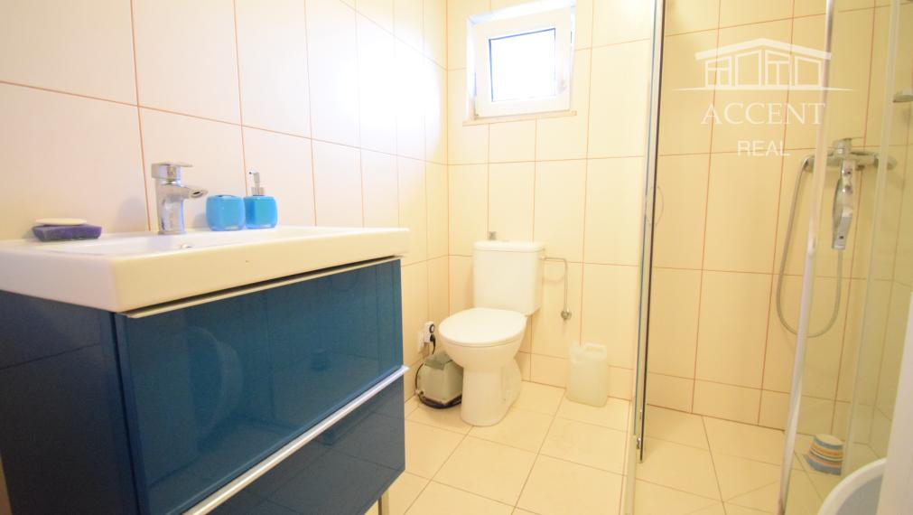 CELOROČNE OBÝVATEĽNÁ 2- IZBOVÁ CHATA SO SÚPISNÝM ČÍSLOM (60M2) S TERASOU, PARKOVACÍMI MIESTAMI A KRÁSNOU ZÁHRADOU