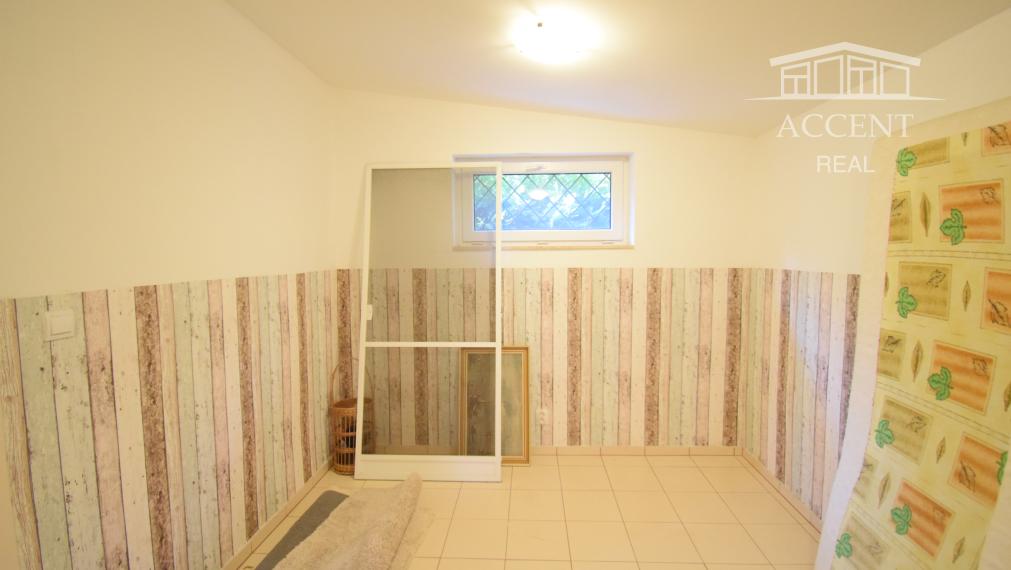 CELOROČNE OBÝVATEĽNÁ 2- IZBOVÁ CHATA SO SÚPISNÝM ČÍSLOM (60M2) S TERASOU, PARKOVACÍMI MIESTAMI A KRÁSNOU ZÁHRADOU