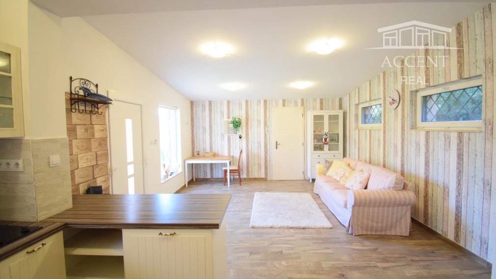 CELOROČNE OBÝVATEĽNÁ 2- IZBOVÁ CHATA SO SÚPISNÝM ČÍSLOM (60M2) S TERASOU, PARKOVACÍMI MIESTAMI A KRÁSNOU ZÁHRADOU