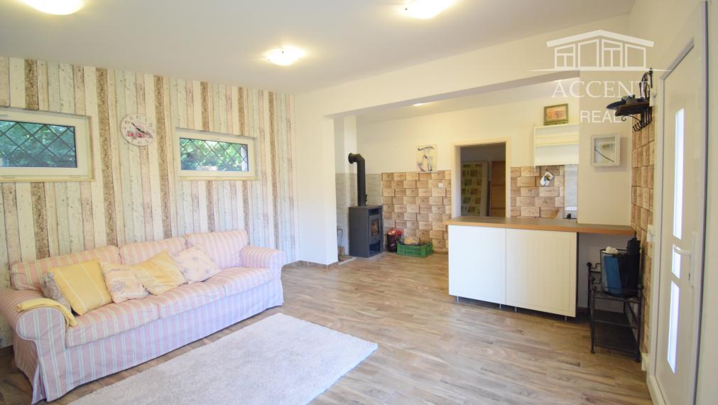 CELOROČNE OBÝVATEĽNÁ 2- IZBOVÁ CHATA SO SÚPISNÝM ČÍSLOM (60M2) S TERASOU, PARKOVACÍMI MIESTAMI A KRÁSNOU ZÁHRADOU