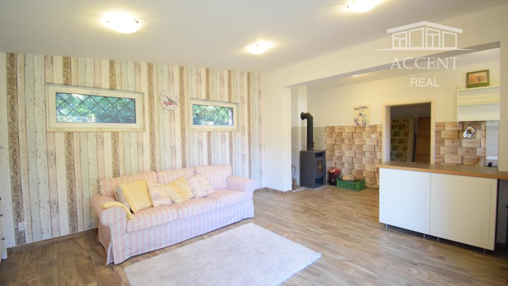 CELOROČNE OBÝVATEĽNÁ 2- IZBOVÁ CHATA SO SÚPISNÝM ČÍSLOM (60M2) S TERASOU, PARKOVACÍMI MIESTAMI A KRÁSNOU ZÁHRADOU