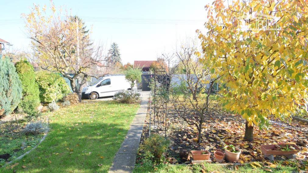 CELOROČNE OBÝVATEĽNÁ 2- IZBOVÁ CHATA SO SÚPISNÝM ČÍSLOM (60M2) S TERASOU, PARKOVACÍMI MIESTAMI A KRÁSNOU ZÁHRADOU