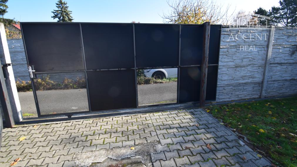 CELOROČNE OBÝVATEĽNÁ 2- IZBOVÁ CHATA SO SÚPISNÝM ČÍSLOM (60M2) S TERASOU, PARKOVACÍMI MIESTAMI A KRÁSNOU ZÁHRADOU