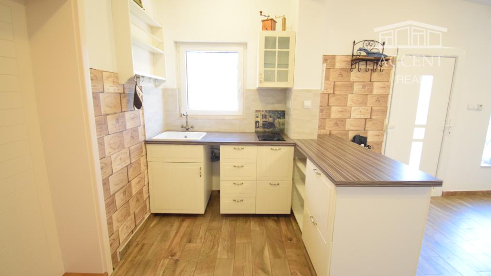 CELOROČNE OBÝVATEĽNÁ 2- IZBOVÁ CHATA SO SÚPISNÝM ČÍSLOM (60M2) S TERASOU, PARKOVACÍMI MIESTAMI A KRÁSNOU ZÁHRADOU