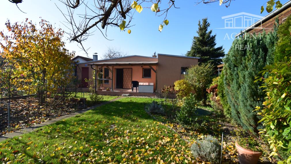 CELOROČNE OBÝVATEĽNÁ 2- IZBOVÁ CHATA SO SÚPISNÝM ČÍSLOM (60M2) S TERASOU, PARKOVACÍMI MIESTAMI A KRÁSNOU ZÁHRADOU