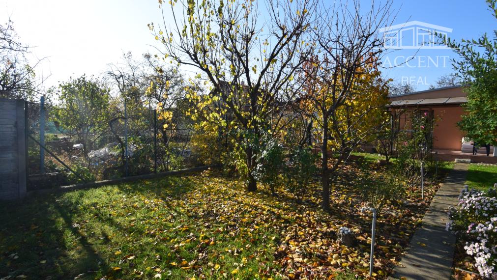 CELOROČNE OBÝVATEĽNÁ 2- IZBOVÁ CHATA SO SÚPISNÝM ČÍSLOM (60M2) S TERASOU, PARKOVACÍMI MIESTAMI A KRÁSNOU ZÁHRADOU