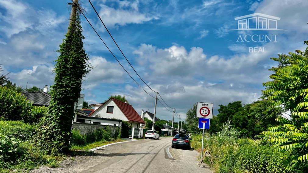 REKREAČNÝ POZEMOK (672M2) -ZELENÁ VODA- MOST PRI BRATISLAVE