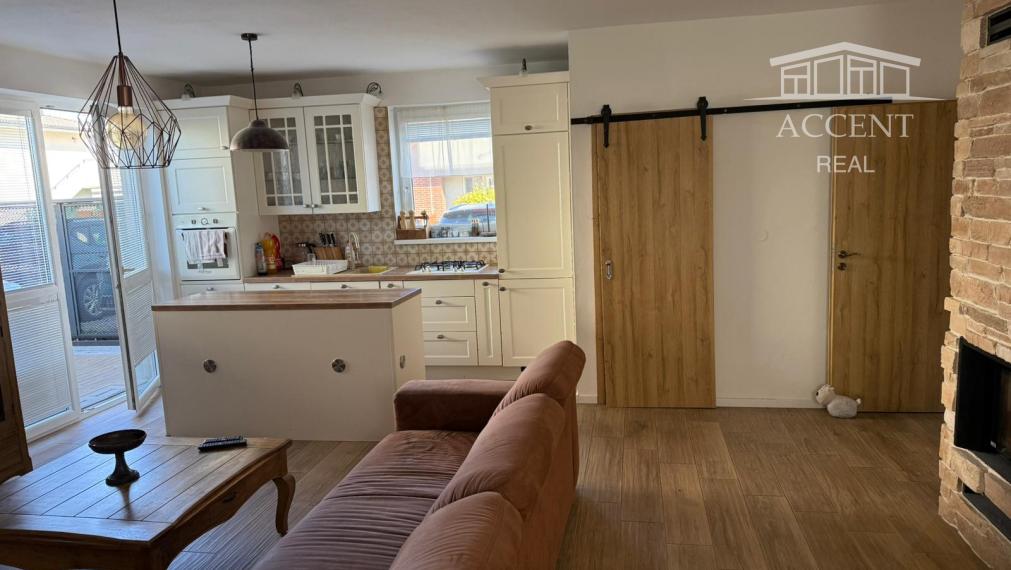 ACCENT REAL - Výnimočný 3 izbový byt v RD s terasou a záhradou, 3 parkovacie miesta