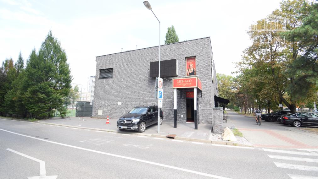 KOMERČNÉ  PRIESTORY S PARKOVANÍM NA   TRNAVSKEJ CESTE - PRI ZIMNOM ŠTADIÓNE