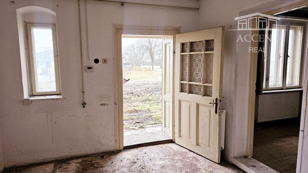 KRÁĽOVIČOVE KRAČANY - VEĽKÝ STAVEBNÝ POZEMOK 1200m2 SO STARŠÍM DOMOM