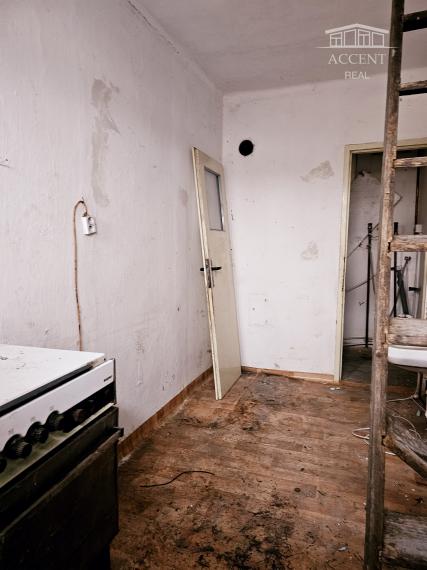 KRÁĽOVIČOVE KRAČANY - VEĽKÝ STAVEBNÝ POZEMOK 1200m2 SO STARŠÍM DOMOM