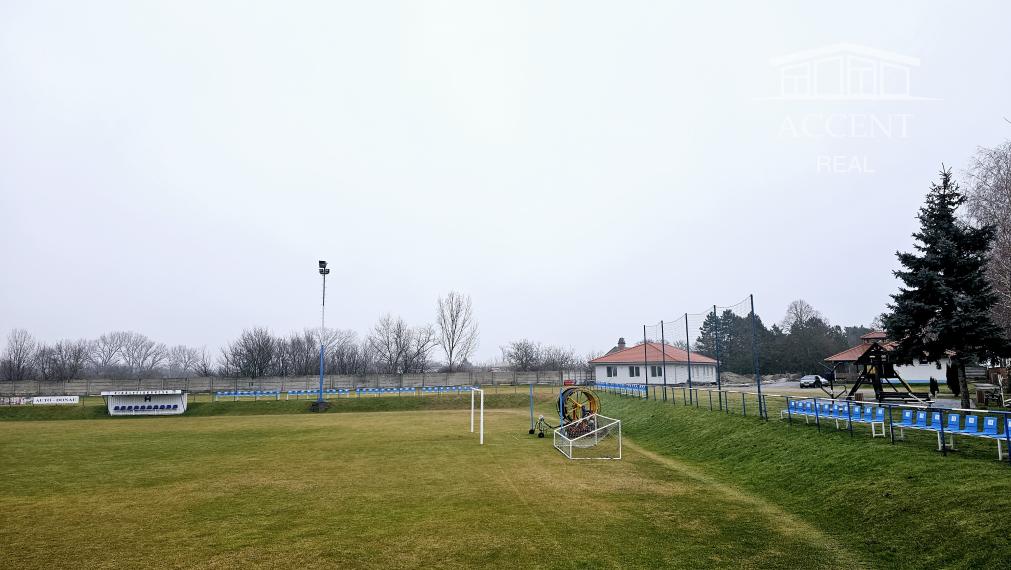 KRÁĽOVIČOVE KRAČANY - VEĽKÝ STAVEBNÝ POZEMOK 1200m2 SO STARŠÍM DOMOM