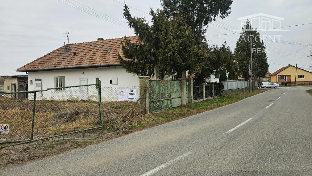 KRÁĽOVIČOVE KRAČANY - VEĽKÝ STAVEBNÝ POZEMOK 1200m2 SO STARŠÍM DOMOM