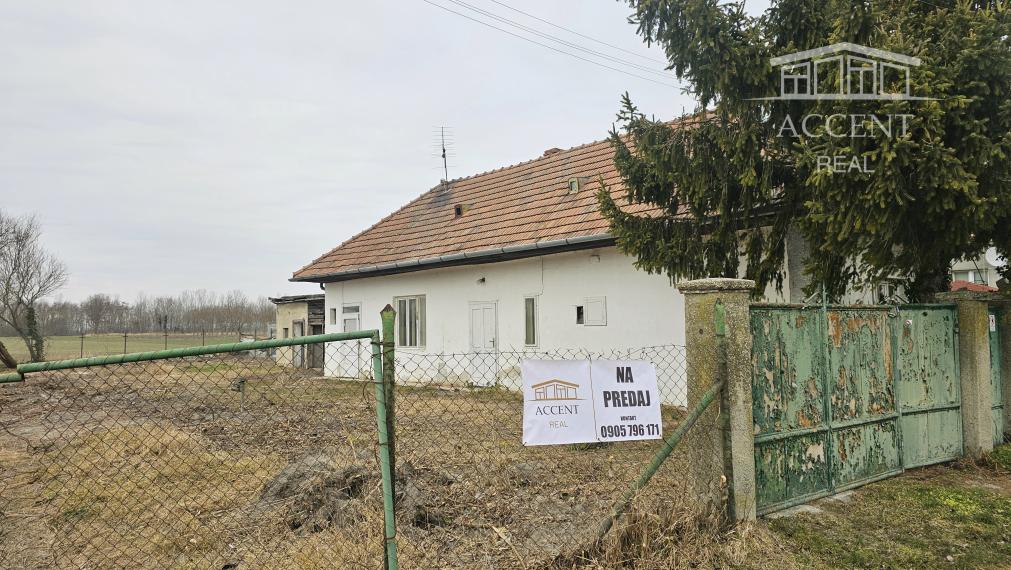 KRÁĽOVIČOVE KRAČANY - VEĽKÝ STAVEBNÝ POZEMOK 1200m2 SO STARŠÍM DOMOM