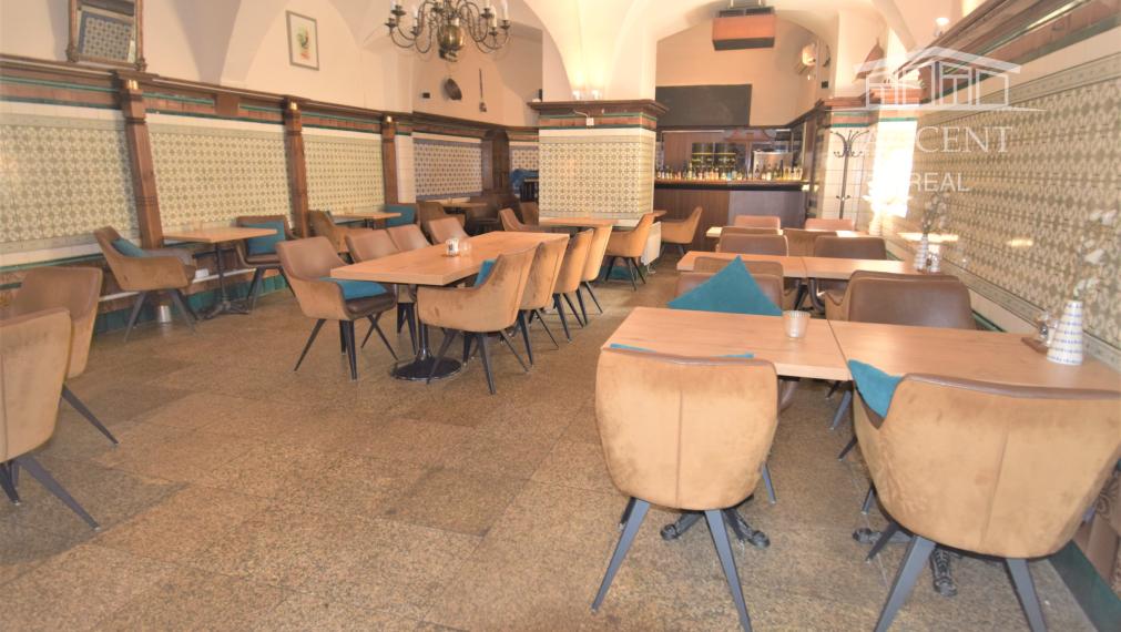 NÁDHERNÁ HISTORICKÁ BUDOVA   V CENTRE BANSKEJ BYSTRICE (1700m2)