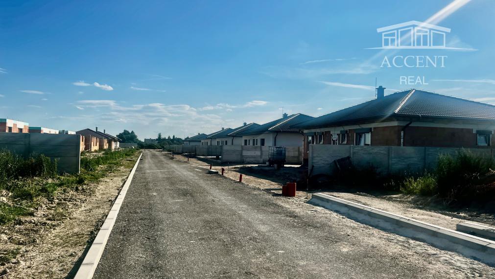 ROŽNÝ VOĽNÝ STAVEBNÝ POZEMOK (612M2),  SKVELÁ POLOHA -  MOST PRI BRATISLAVE