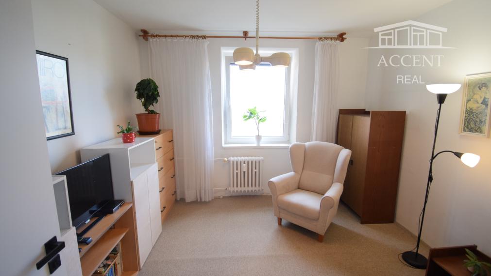 PRENÁJOM IZBY V 3 IZBOVOM BYTE NA AZALKOVEJ ULICI