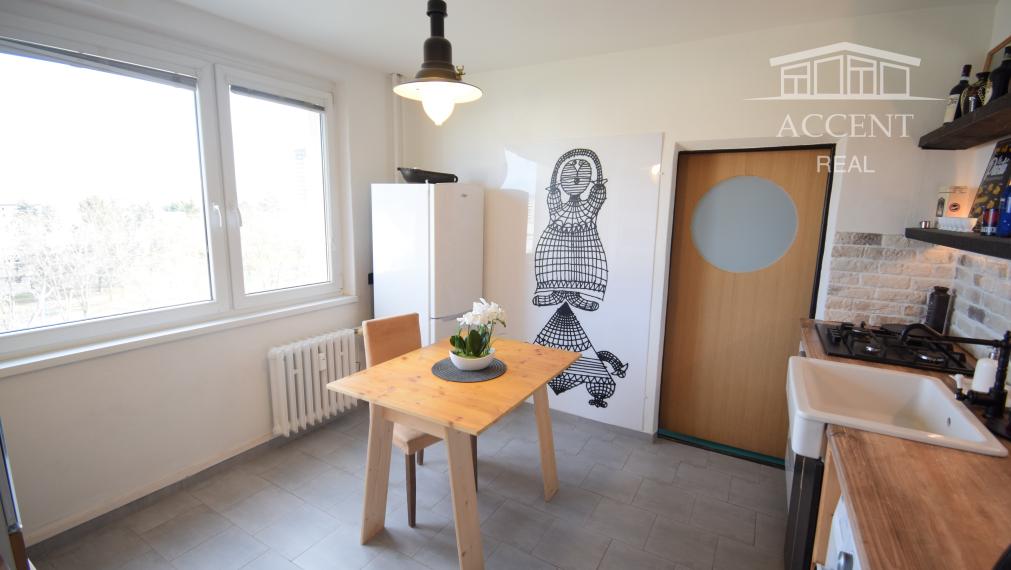 PRENÁJOM IZBY V 3 IZBOVOM BYTE NA AZALKOVEJ ULICI