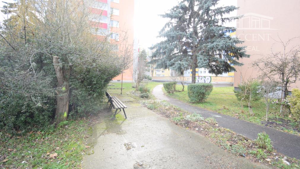 PRENÁJOM IZBY V 3 IZBOVOM BYTE NA AZALKOVEJ ULICI