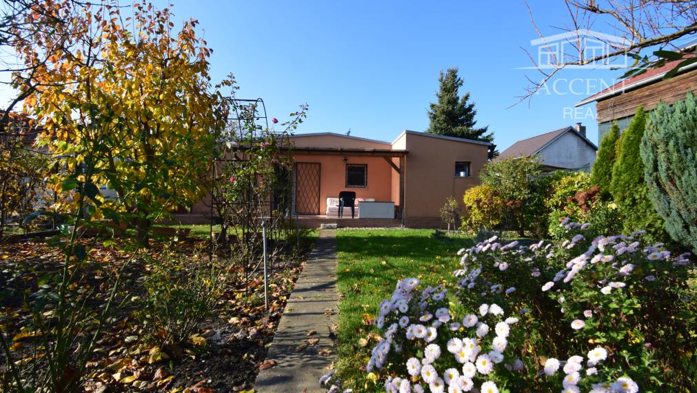 CELOROČNE OBÝVATEĽNÁ 2- IZBOVÁ CHATA SO SÚPISNÝM ČÍSLOM  S TERASOU, PARKOVACÍMI MIESTAMI A KRÁSNOU ZÁHRADOU