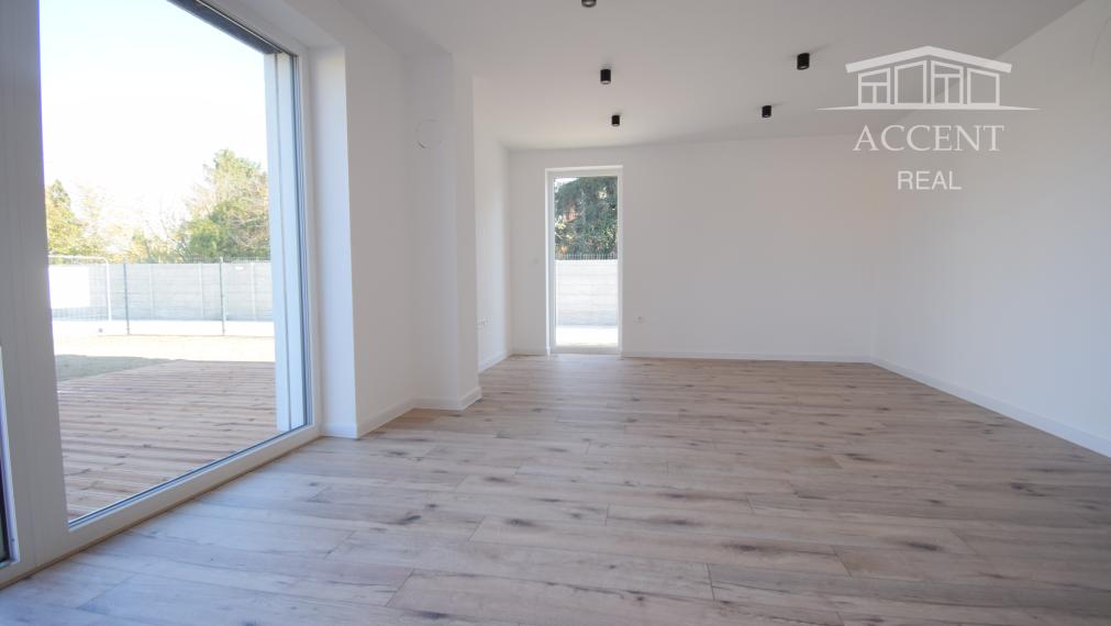 VEĽMI PEKNÝ, PRIESTRANNÝ 4-IZBOVÝ BUNGALOV V KVALITNOM ŠTANDARDE AJ S KUCHYŇOU A SPOTREBIČMI(126M2), POZEMOK 360M2, TERASA AJ KOMPLET OPLOTENIE V CENE A ĎALŠIE BENEFITY