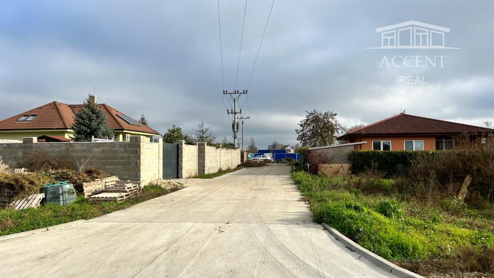 PEKNÝ ROŽNÝ STAVEBNÝ POZEMOK (626M2) S HOTOVÝM PROJEKTOM A SO STAVEBNÝM POVOLENÍM- VŠETKY INŽINIERSKE SIETE - 4KM OD SENCA - KRÁĽOVÁ PRI SENCI