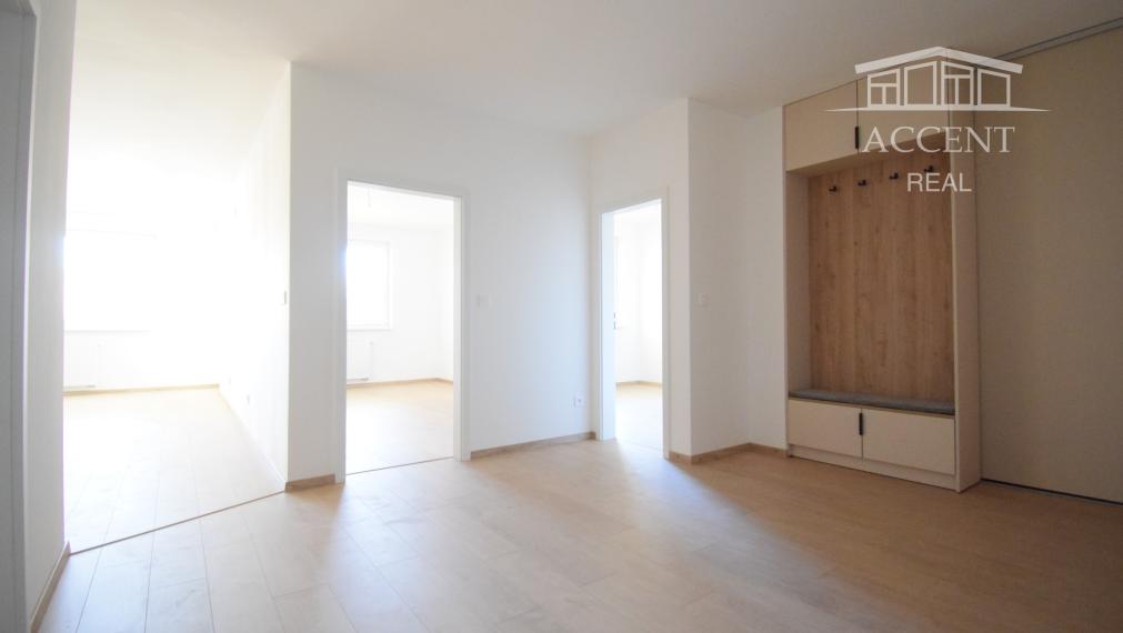 PRIESTRANNÝ 3-IZBOVÝ BYT S VEĽKOU LOGGIOU (89M2) V ŠTANDARDE S KUCHYNSKOU LINKOU, VEĽKÝ WALK IN ŠATNÍK