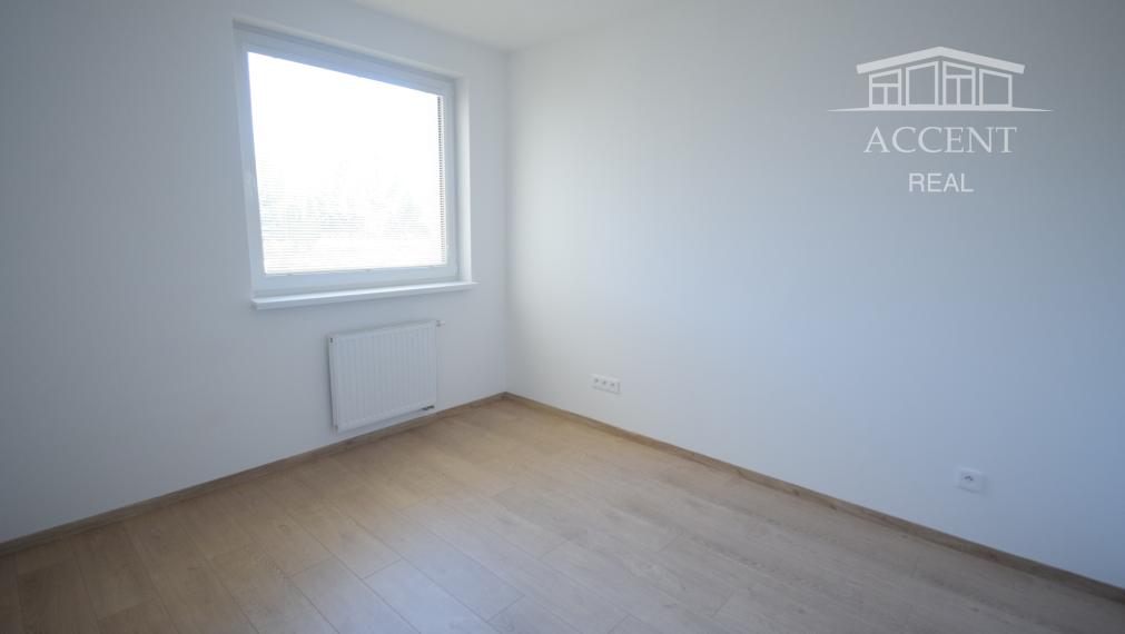 PRIESTRANNÝ 3-IZBOVÝ BYT S VEĽKOU LOGGIOU (89M2) V ŠTANDARDE S KUCHYNSKOU LINKOU, VEĽKÝ WALK IN ŠATNÍK