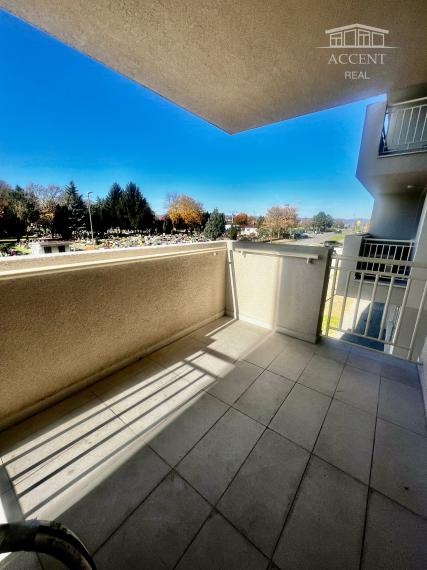 PRIESTRANNÝ 3-IZBOVÝ BYT S VEĽKOU LOGGIOU (89M2) V ŠTANDARDE S KUCHYNSKOU LINKOU, VEĽKÝ WALK IN ŠATNÍK