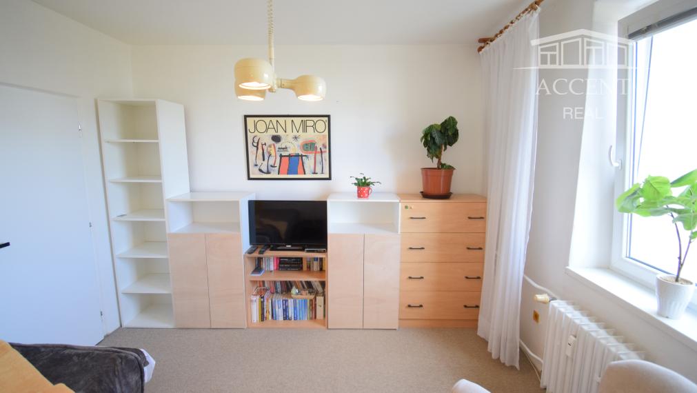 PRENÁJOM IZBY V 3 IZBOVOM BYTE NA AZALKOVEJ ULICI