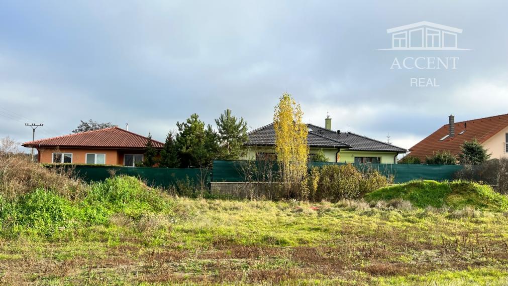 PEKNÝ ROŽNÝ STAVEBNÝ POZEMOK (626M2) S HOTOVÝM PROJEKTOM A SO STAVEBNÝM POVOLENÍM- VŠETKY INŽINIERSKE SIETE - 4KM OD SENCA - KRÁĽOVÁ PRI SENCI