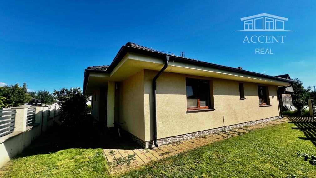 PRIESTRANNÝ 4-IZBOVÝ BUNGALOV (188M2) S GARÁŽOU A S PEKNÝM POZEMKOM (550M2) LEN 4KM OD SENCA - HRUBÝ ŚÚR