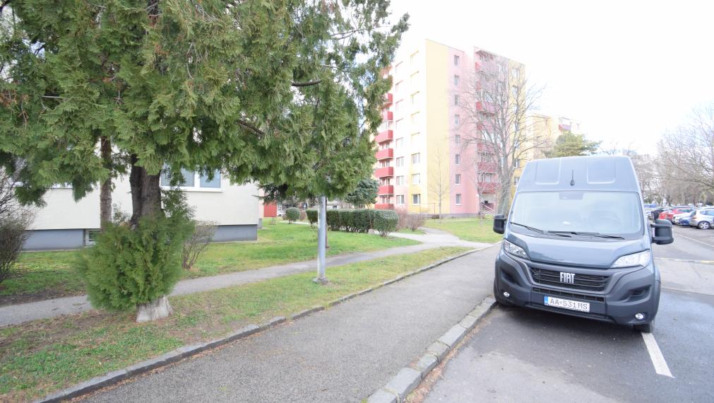 PRENÁJOM IZBY V 3 IZBOVOM BYTE NA AZALKOVEJ ULICI