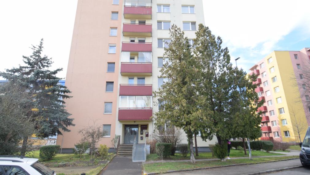 PRENÁJOM IZBY V 3 IZBOVOM BYTE NA AZALKOVEJ ULICI