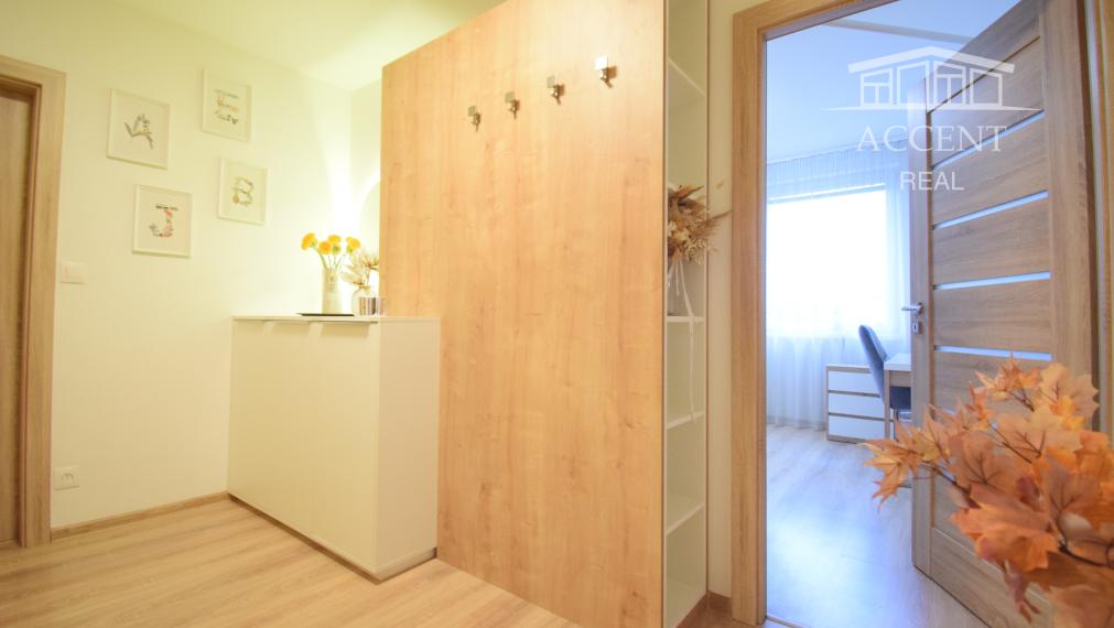 VEĽMI PEKNÝ, KVALITNE ZREKONŠTRUOVANÝ 3-IZBOVÝ BYT (70 M2)V RUŽINOVE VO VÝBORNEJ LOKALITE PLNEJ ZELENE