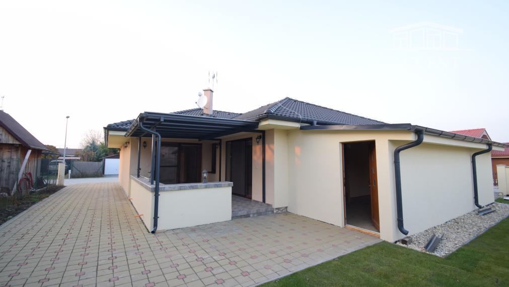 PRIESTRANNÝ 4-IZBOVÝ BUNGALOV (188M2) S GARÁŽOU A S PEKNÝM POZEMKOM (550M2) LEN 4KM OD SENCA - HRUBÝ ŚÚR