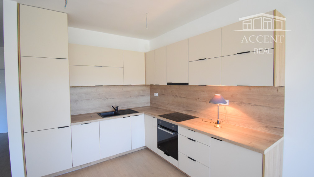 PRIESTRANNÝ 3-IZBOVÝ BYT S VEĽKOU LOGGIOU (89M2) V ŠTANDARDE S KUCHYNSKOU LINKOU, VEĽKÝ WALK IN ŠATNÍK