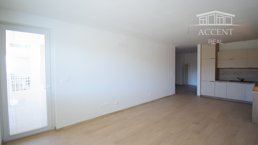 PRIESTRANNÝ 3-IZBOVÝ BYT S VEĽKOU LOGGIOU (89M2) V ŠTANDARDE S KUCHYNSKOU LINKOU, VEĽKÝ WALK IN ŠATNÍK