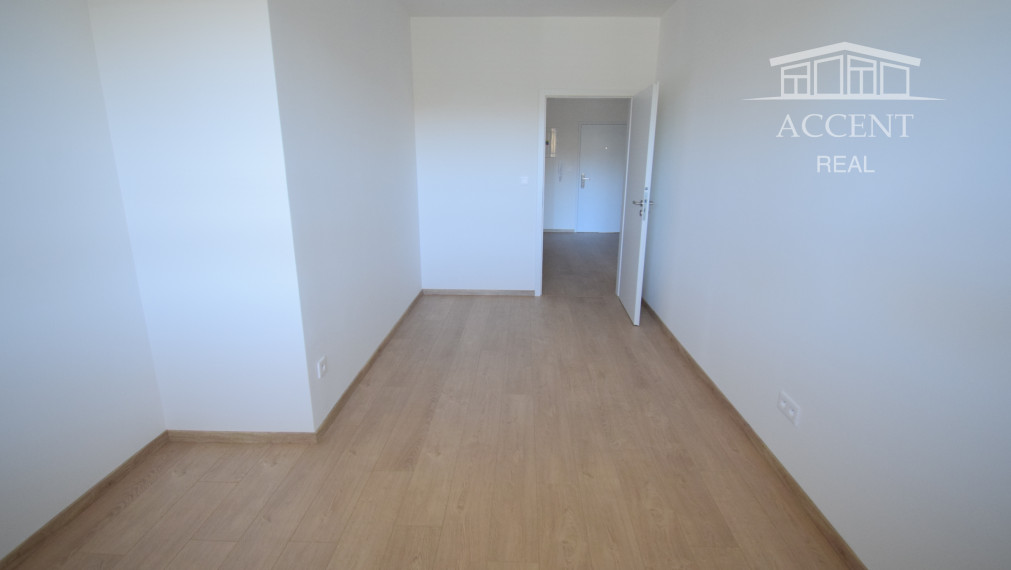 PRIESTRANNÝ 3-IZBOVÝ BYT S VEĽKOU LOGGIOU (89M2) V ŠTANDARDE S KUCHYNSKOU LINKOU, VEĽKÝ WALK IN ŠATNÍK