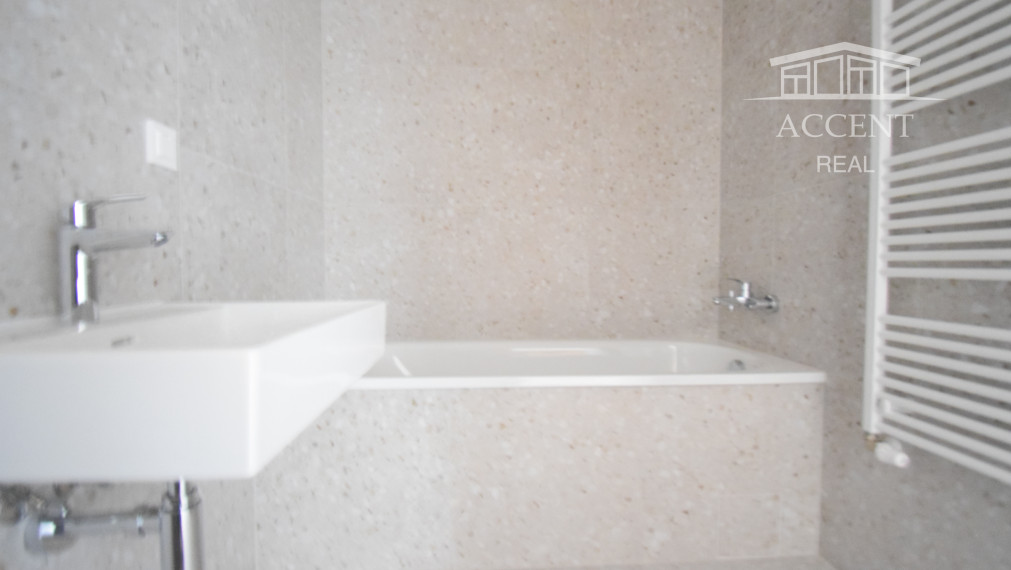 PRIESTRANNÝ 3-IZBOVÝ BYT S VEĽKOU LOGGIOU (89M2) V ŠTANDARDE S KUCHYNSKOU LINKOU, VEĽKÝ WALK IN ŠATNÍK