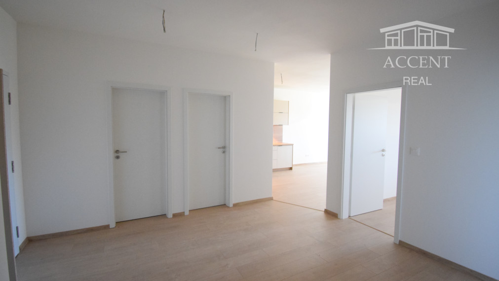 PRIESTRANNÝ 3-IZBOVÝ BYT S VEĽKOU LOGGIOU (89M2) V ŠTANDARDE S KUCHYNSKOU LINKOU, VEĽKÝ WALK IN ŠATNÍK