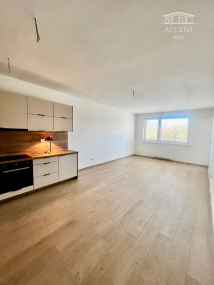 PRIESTRANNÝ 3-IZBOVÝ BYT S VEĽKOU LOGGIOU (89M2) V ŠTANDARDE S KUCHYNSKOU LINKOU, VEĽKÝ WALK IN ŠATNÍK