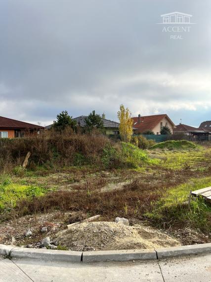 PEKNÝ ROŽNÝ STAVEBNÝ POZEMOK (626M2) S HOTOVÝM PROJEKTOM A SO STAVEBNÝM POVOLENÍM- VŠETKY INŽINIERSKE SIETE - 4KM OD SENCA - KRÁĽOVÁ PRI SENCI